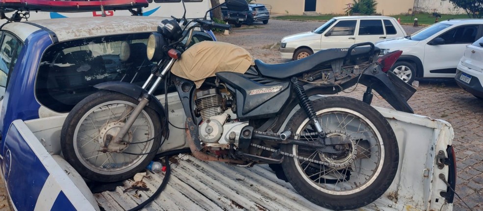 Moto apreendida com suspeitos de assaltos em Natal. — Foto: GMN/Cedida