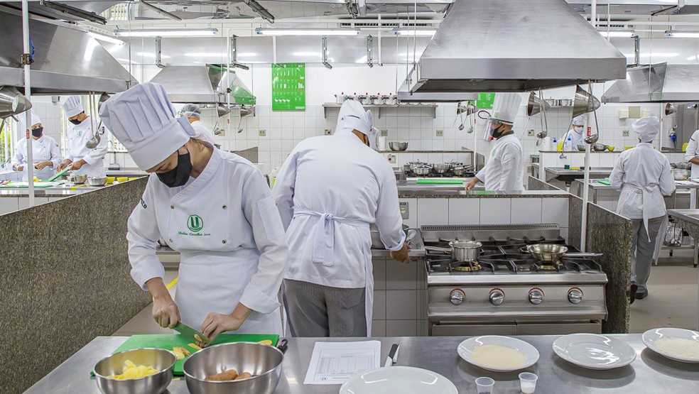 Aulas práticas de Gastronomia retornaram presencialmente atendendo rigorosamente os protocolos de biossegurança — Foto: Marlene Reverte 