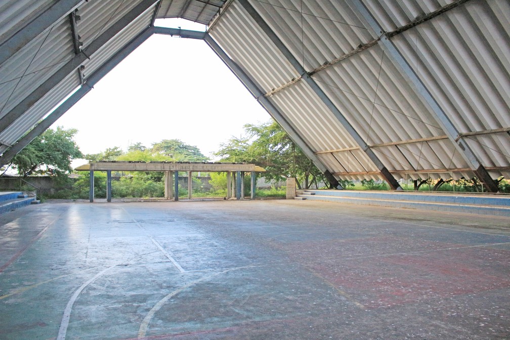 Quadra da Escola Maria Rita Lyra de Almeida (Foto: Josué Seixas/GloboEsporte.com)