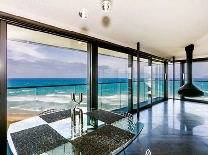 Vista da sala de estar de casa, com vista para o oceano