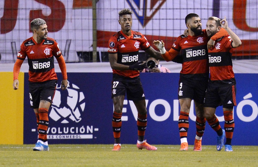 Jogadores comemoram o primeiro gol em Quito — Foto: REUTERS/Rodrigo Buendia