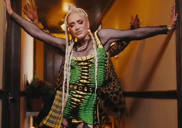 Gwen Stefani causa polêmica por dreadlocks em clipe de Light My Fire (Foto: Reprodução)