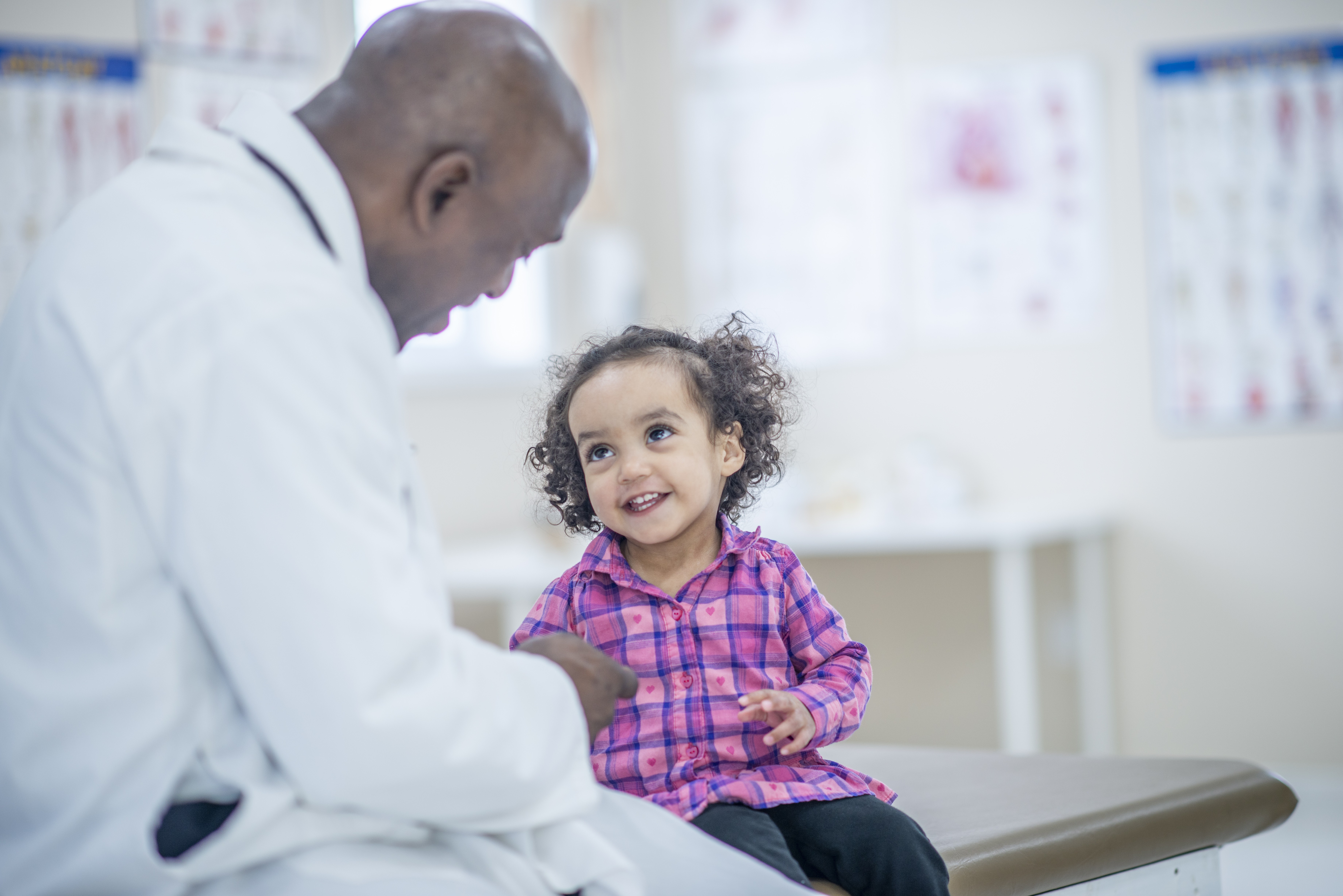 Criança e médico (Foto: Getty Images)