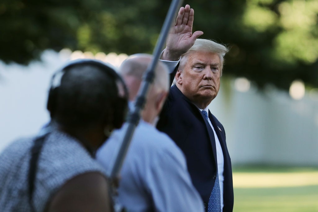 WASHINGTON, DC - JUNE 01: U.S. President Donald Trump (C) waves to journalists as he returns to the White House after posing for photographs in front of St. John's Episcopal Church June 01, 2020 in Washington, DC. Trump held up a bible while standing in f (Foto: Getty Images)