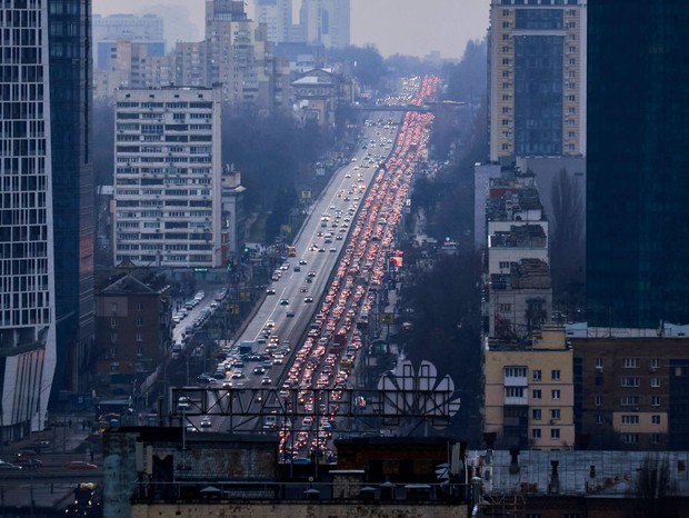 KYIV, UKRAINE - FEBRUARY 24: Inhabitants of Kyiv leave the city following pre-offensive missile strikes of the Russian armed forces and Belarus on February 24, 2022 in Kyiv, Ukraine. Overnight, Russia began a large-scale attack on Ukraine, with explosions (Foto: Getty Images)