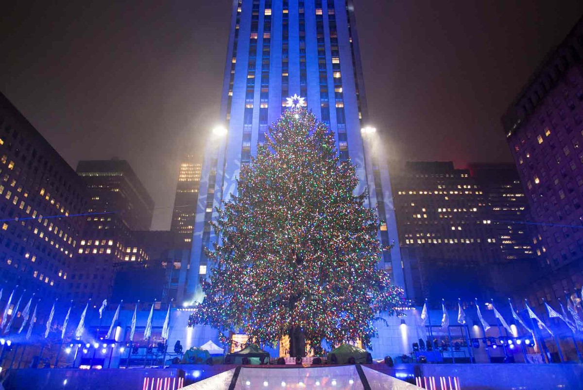 Rockefeller Center inaugura árvore de Natal com estrela de cristal de