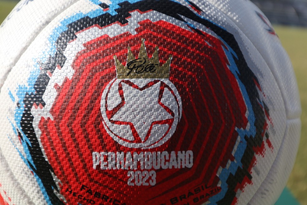 Símbolo da coroa e nome de Pelé marcam a bola oficial do Pernambucano 2023 — Foto: Marlon Costa / Pernambuco Press
