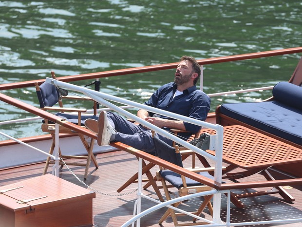 Ben Affleck cochila durante passeio de barco em lua de mel (Foto: The Grosby Group)