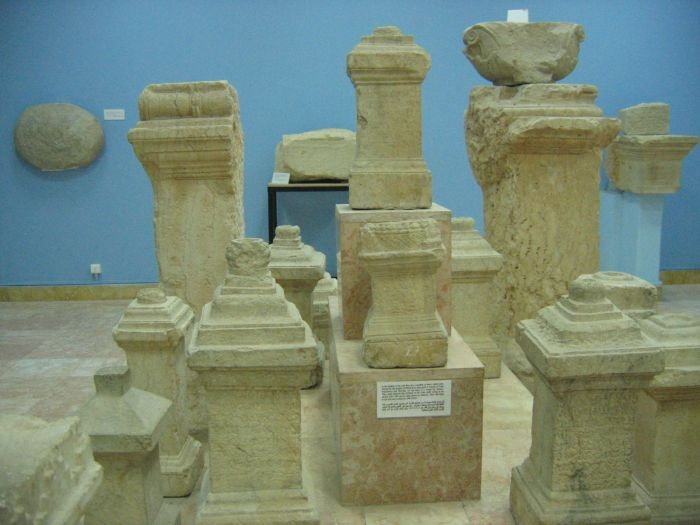 Os altares com a inscrição 'Aquele cujo nome é abençoado para sempre' no museu de Palmyra, na Síria  (Foto: Aleksandra Kubiak-Schneider)