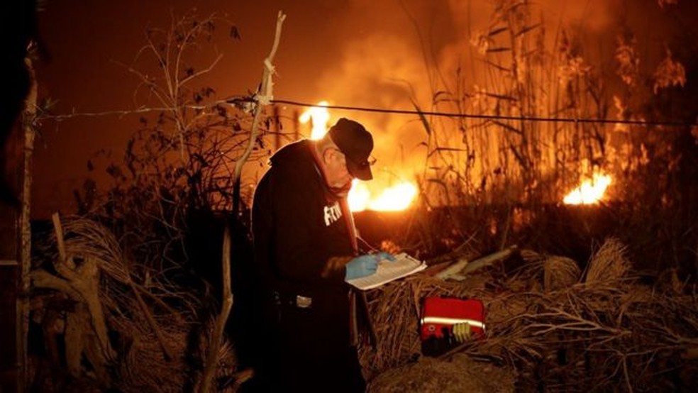 Shukri, um dos especialistas ambientais que trabalharam com a BBC, fez medições da poluição do ar em comunidades ao redor dos campos de petróleo — Foto: HUSSEIN FALEH/BBC NEWS