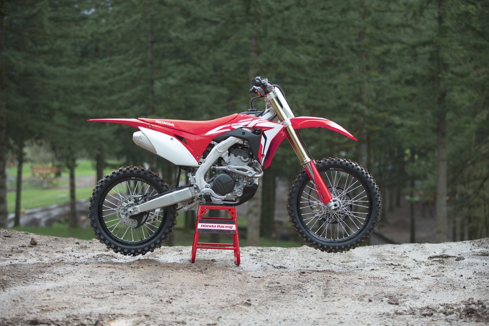 Honda Renova Linha Crf E Preco Parte De R 40 590 Motos G1 Com preço público sugerido de r$ 14.990,00, a nova crf 250f 2019 custa apenas r$ 1.540 a mais que a já conhecida crf 230f vendida por aqui. honda renova linha crf e preco parte de