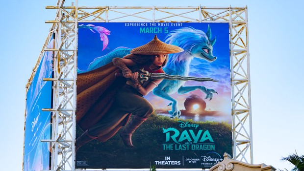 Cartaz do filme Raya e o Último Dragão (Foto: Photo by AaronP/Bauer-Griffin/GC Images)