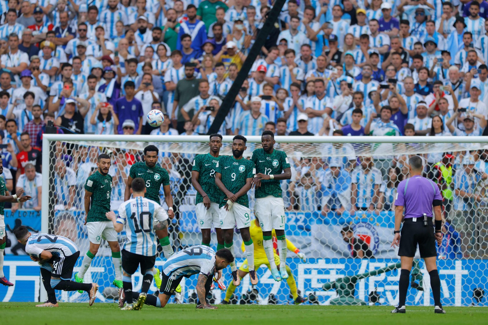 Cobrança de falta de Messi — Foto: Odd ANDERSEN / AFP