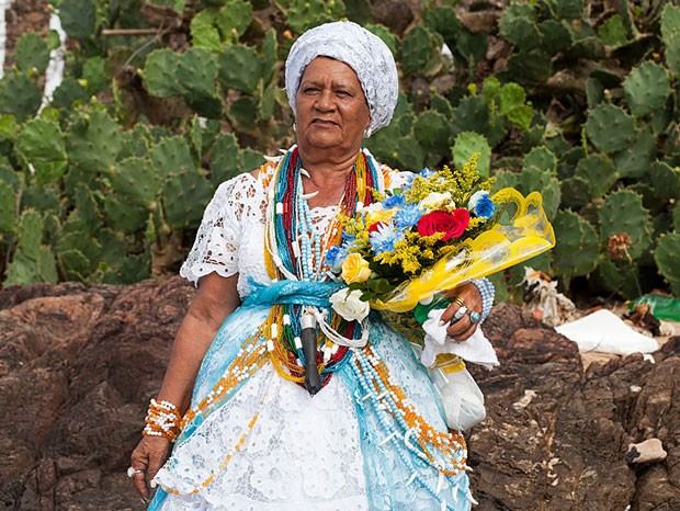 Mãe de santo faz oferendas para Yemanjá na Bahia (Foto: Getty Images)