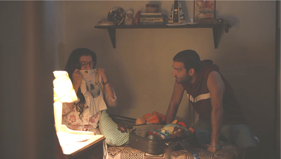Em 'Amor de Mãe', Lurdes (Regina Casé) se emociona ao encontrar a blusinha usada por Domênico na última vez em que se viram — Foto: TV Globo
