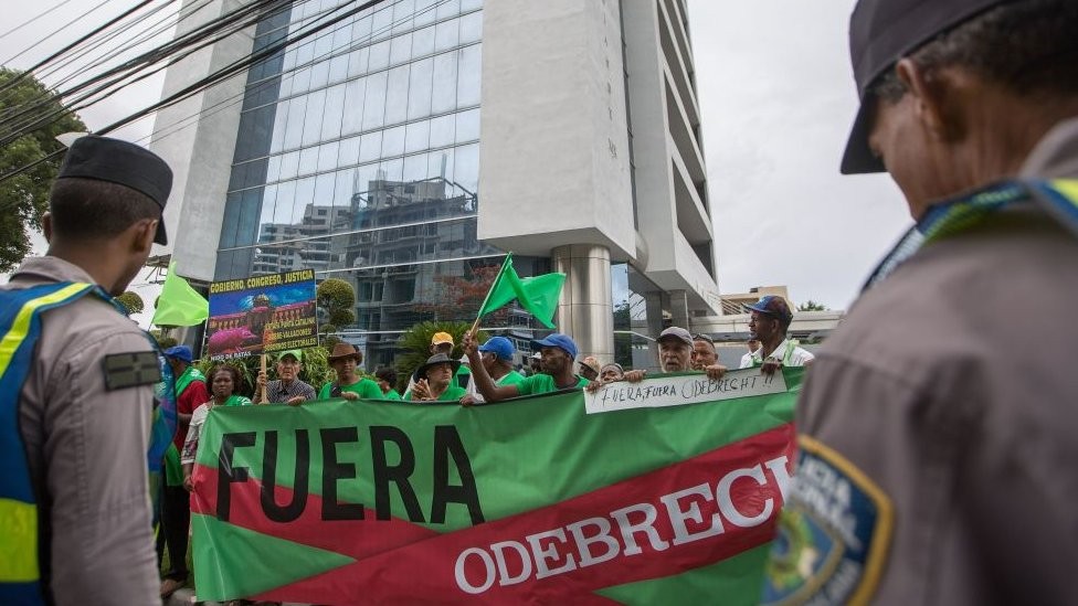 As notícias sobre os casos de corrupção envolvendo a construtora geraram protestos em diversas cidades da América Latina (Foto: Getty Images via BBC News)