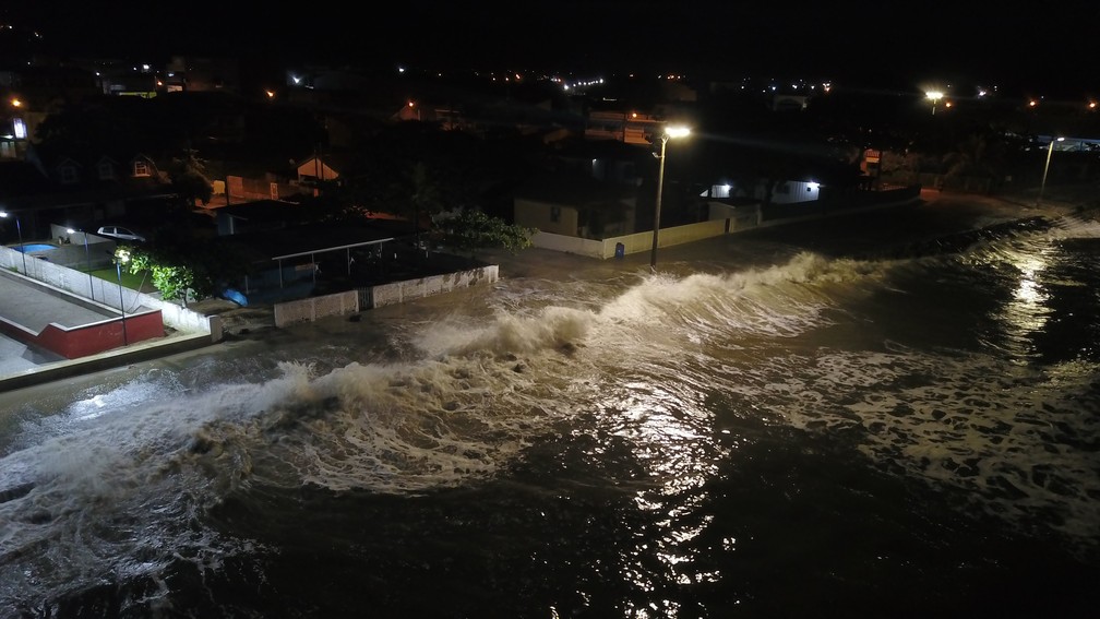 Ondas atingiram casas e o comÃ©rcio prÃ³ximos Ã  praia de Matinhos na madrugada desta quinta-feira (18) â Foto: Almir Alves/Arquivo pessoal