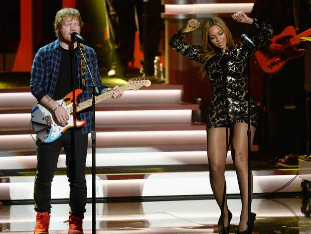 Beyoncé e Ed Sheeran se apresentam no Grammy 2016 (Foto: Getty)