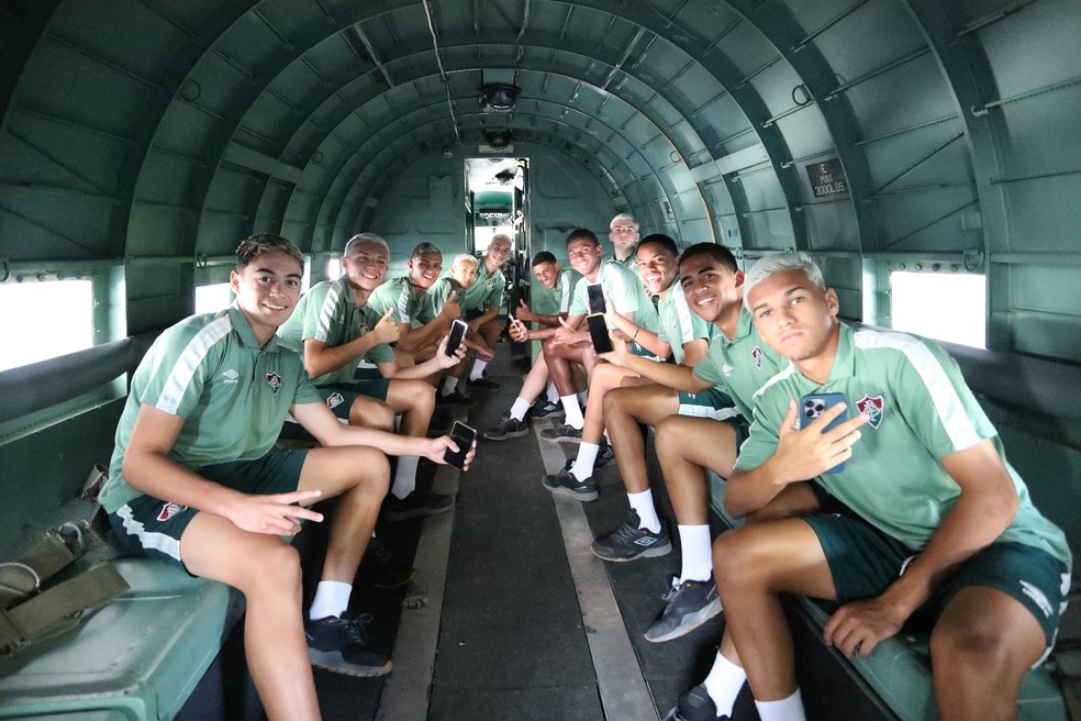 Garotos do sub-15 do Fluminense conhecem por dentro de um avi�o de guerra � Foto: Civil Gast�o / MUSAL