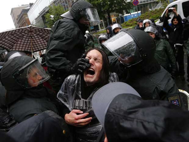 Policiais entram em confronto com manifestantes em Frankfurt (Foto: Reuters)