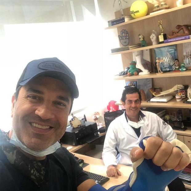 Ao lado do médico Eduardo Pereira, o chef e apresentador Edu Guedes mostra braço imobilizado (Foto: Reprodução/Instagram)