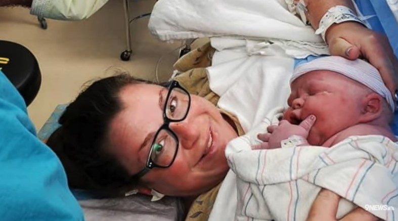 Mãe que deu à luz a bebê de 6,3 kg revela que teve 19 abortos espontâneos (Foto: Reprodução /  KNXV)