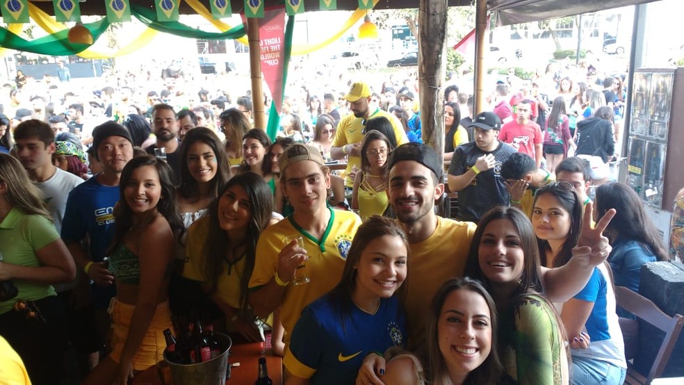 Com promoo de distribuio de vodca a cada queda de Neymar, bar de Mogi das Cruzes ficou cheio durante jogo contra a Servia (Foto: Natan Lira/G1)