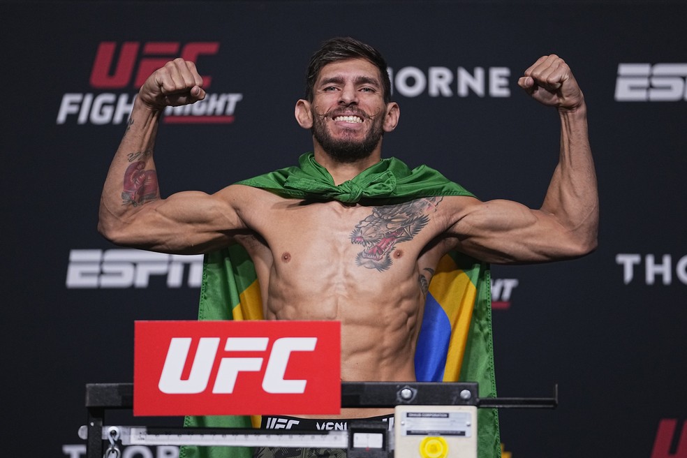 Anderson Berinja pesa 61,5kg no peso-galo — Foto: Jeff Bottari/Zuffa LLC