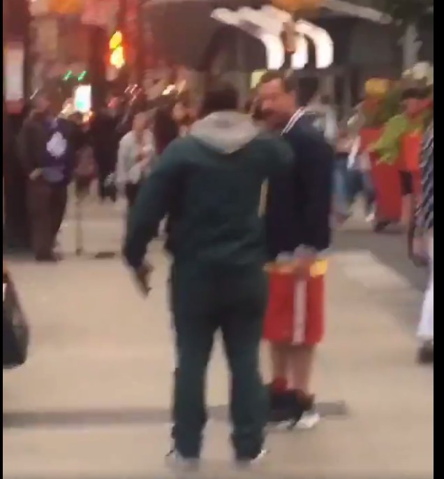 O ator Adam Sandler sendo hostilizado durante um passeio pelas ruas de Toronto (Foto: Twitter)