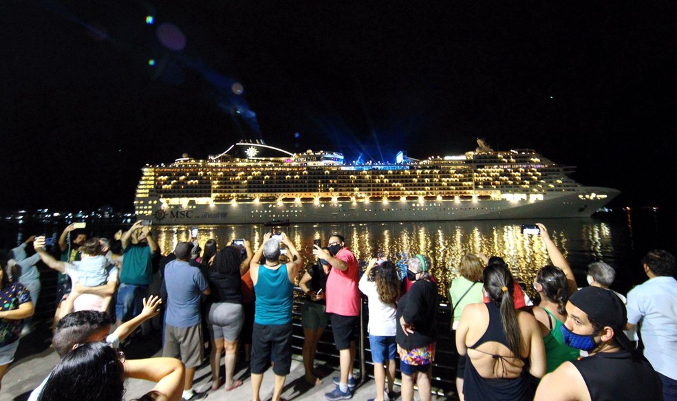 Multidão se reuniu para ver partida do primeiro navio de cruzeiros no Brasil após 20 meses — Foto: Matheus Tagé/Jornal A Tribuna