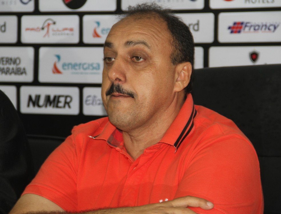 Zezinho Botafogo, mandatÃ¡rio do Belo, nÃ£o gostou nada da decisÃ£o que proibiu a presenÃ§a da torcida botafoguense na semifinal contra o Treze no AmigÃ£o (Foto: Cisco Nobre/GloboEsporte.com)