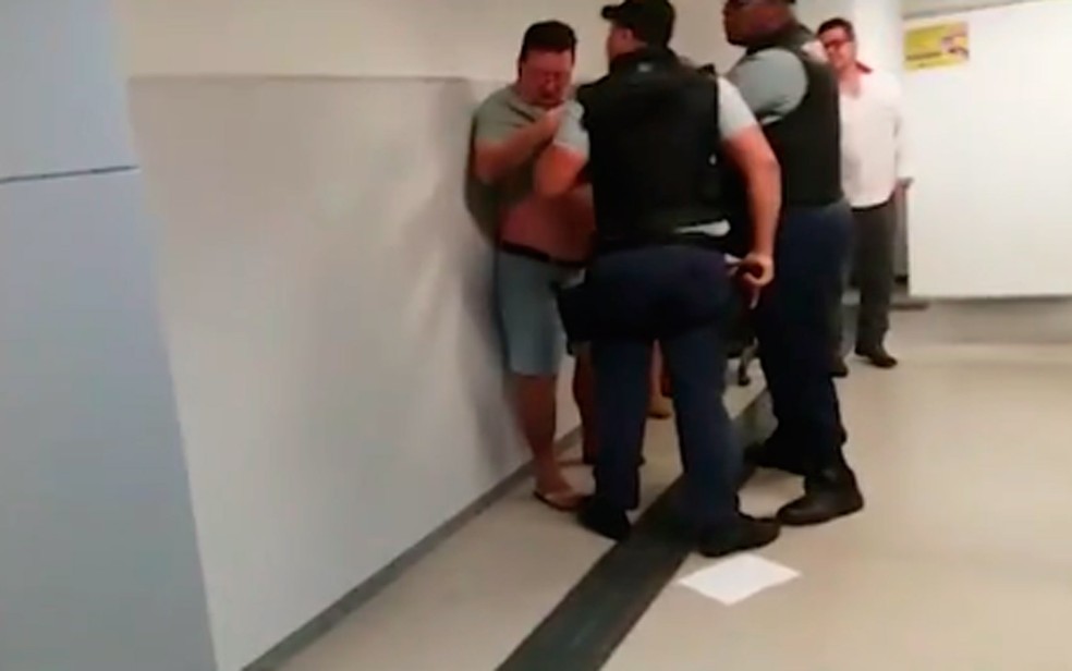 Cliente de banco é agredido por segurança após reclamar da demora no atendimento (Foto: Reprodução/TV Bahia)