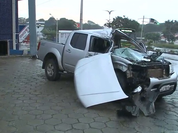 Motorista por pouco não atingiu uma das bombas de combustível em São Luís (MA) (Foto: Reprodução/TV Mirante) Motorista por pouco não atingiu uma das bombas de combustível em São Luís (MA) (Foto: Reprodução/TV Mirante)