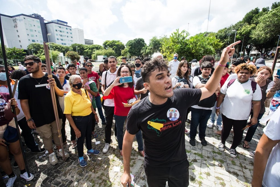 Ato em defesa do sistema eleitoral brasileiro ocorre no Centro de Fortaleza &mdash; Foto: Thiago Gadelha/SVM
