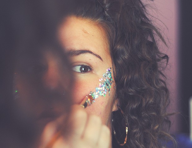Aprenda como tirar maquiagem com glitter do rosto (Foto: Hello I'm Nik / Unsplash)