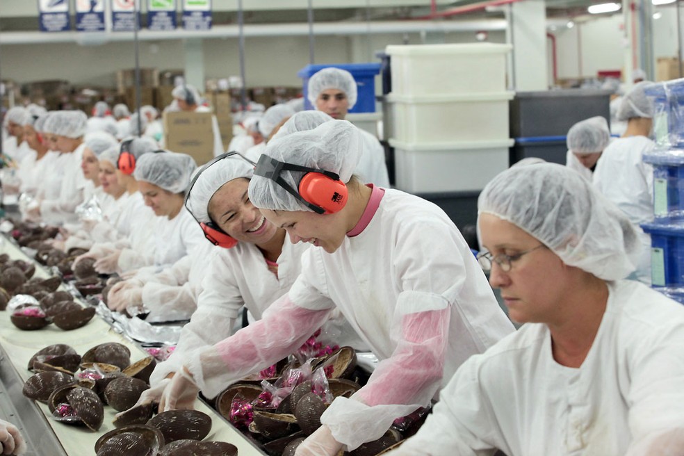 Linha de produção de ovos da Lacta: empresa termina a produção deste ano e já tem portfólio de 2019 pronto (Foto: Divulgação/Mondelez)