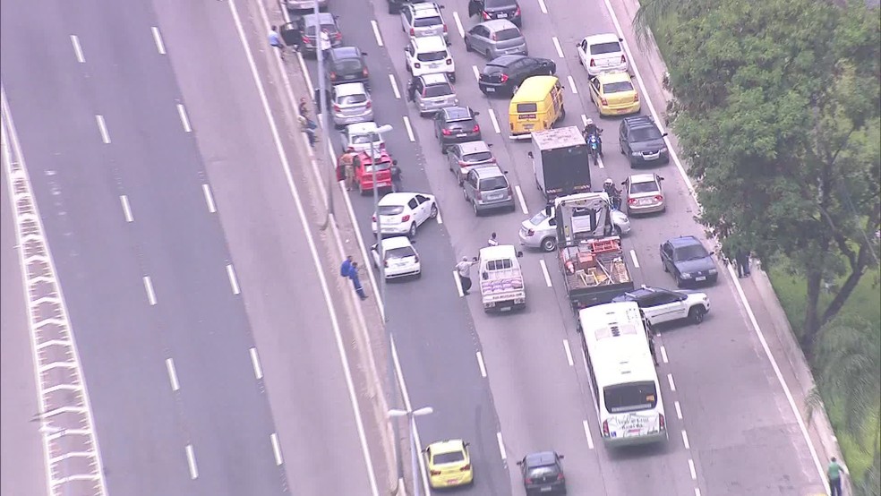 Carros tentaram voltar na contram&atilde;o na Linha Amarela (Foto: Reprodu&ccedil;&atilde;o/ TV Globo)