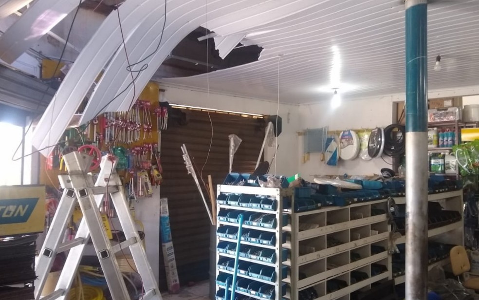 Forro de ferragista fica destruído após furto, em Aparecida de Goiânia — Foto: Divulgação/PM GO