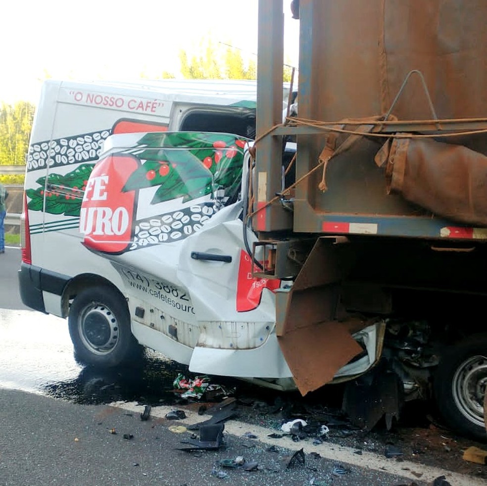 Motorista de utilitário morre após bater na traseira de carreta em rodovia de São Manuel — Foto: Arquivo pessoal