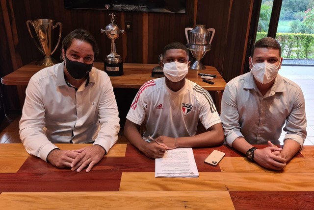 São Paulo renova contrato com volante do sub-20