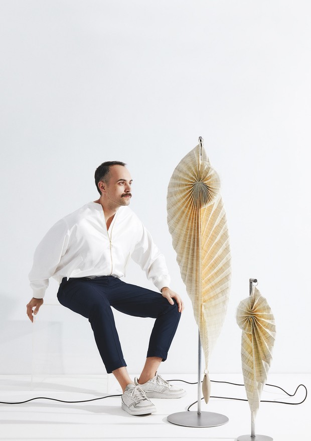 O estilista Von Trapp posa com duas luminárias Áurea Fibonacci (Foto: Guilherme Nabhan)