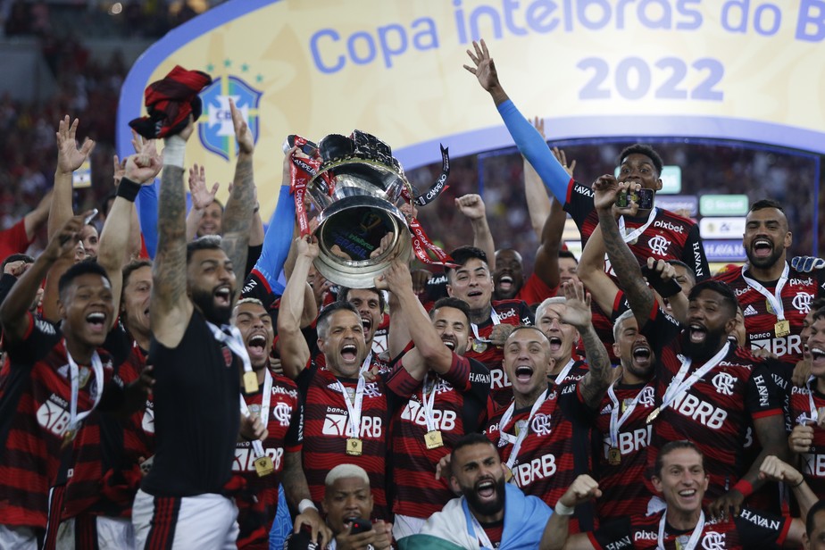 Flamengo ergue a taça de campeão da Copa do Brasil no Maracanã, depois de vencer o Corinthians nos pênaltis