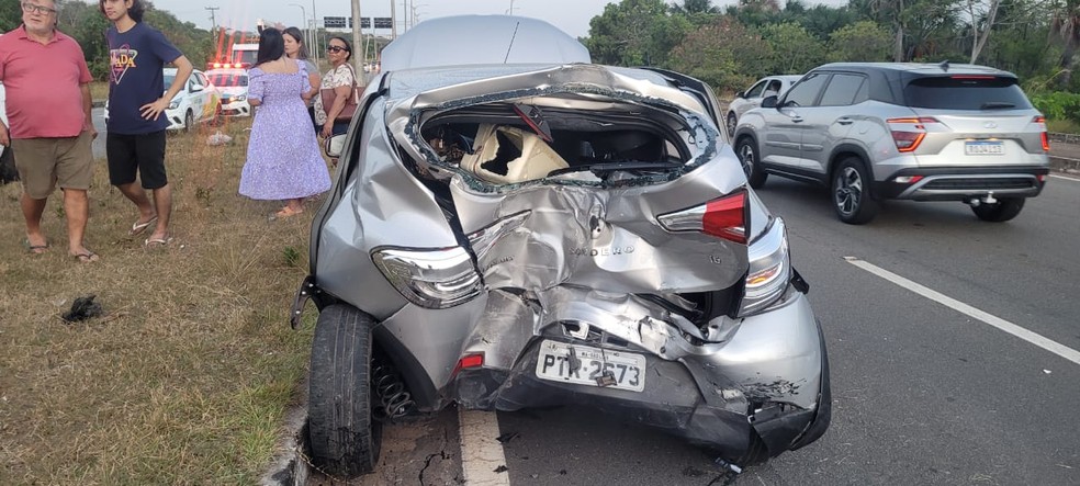 Veículo Sandero envolvido no acidente na Via Expressa, em São Luís — Foto: Adria Rodrigues/TV Mirante