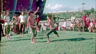 'O corpo a corpo do domingo', atividade de um dos Domingos da Criação, em 29 de agosto de 1971 — Foto: Divulgação MAM/Autor não identificado