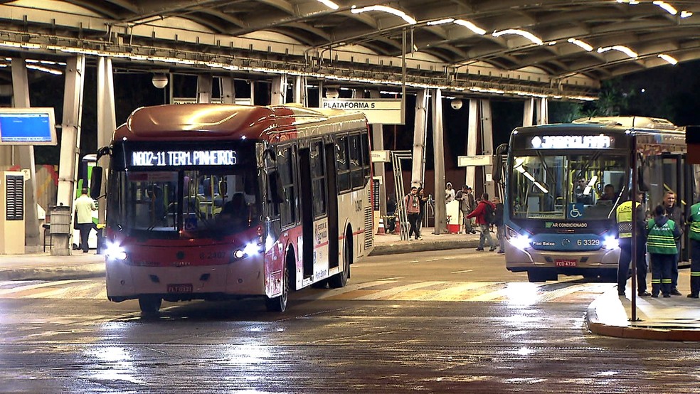 Ônibus se deslocando no Terminal Parque Dom Pedro II, no Centro de SP — Foto: Reprodução/TV Globo