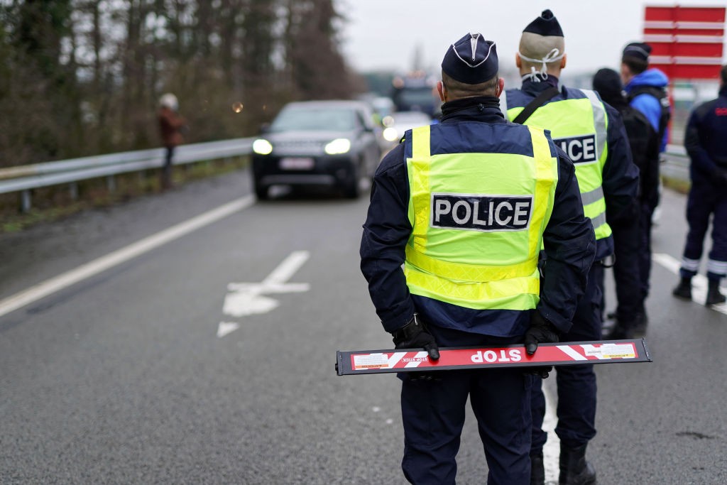 Polícia francesa interrompe festa com sexo que violava medidas de segurança contra a pandemia (Foto: Getty Images)
