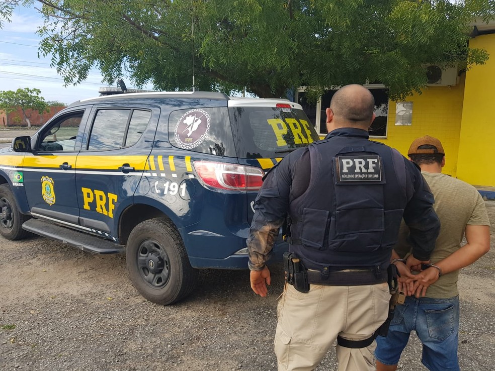 Motorista já tinha antecedentes criminais por tráfico de drogas e foi conduzido para a sede da PRF, em Fortaleza. — Foto: PRF/Divulgação