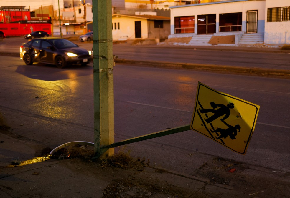 Poste de sinalização fica danificado perto do local onde "El Neto" foi ferido em uma perseguição policial e morreu minutos depois, em Ciudad Juarez, México, no dia 5 de janeiro de 2023 — Foto: REUTERS/José Luis Gonzalez