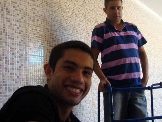 Walef, em primeiro plano, com o pai: troca de experiência para inovação na biomedicina (Foto: Daniela Ayres)