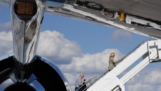 O presidente dos EUA Joe Biden e a primeira-dama Jill Biden embarcam no Air Force One no Aeroporto Internacional do Sudoeste da Flórida em Fort Myers, Flórida  — Foto: OLIVIER DOULIERY/AFP